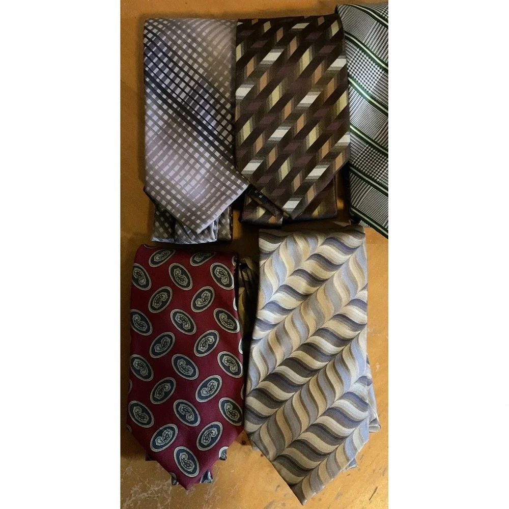 Lot Of 11 Men's Silk Neck Ties, Van Heusen,‎ IZod, Danel Craig, And More